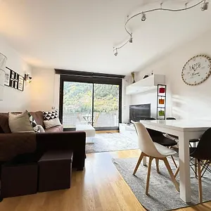 Life And A Pie De Pistas, Apartamento